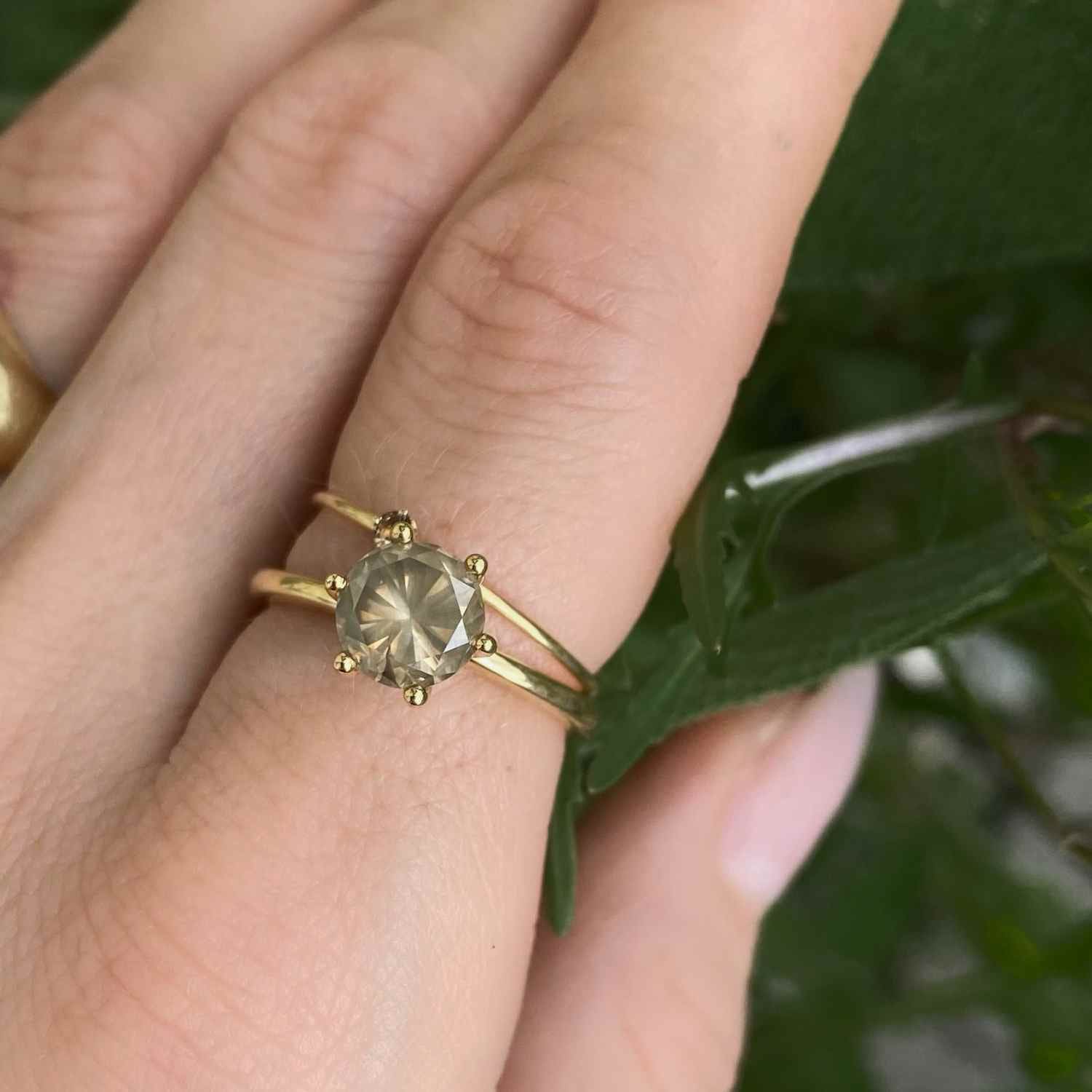 EVELYNE-M 52 SOLITAIRE | Grey Brown Halo Diamond - Ring - 18 Karat Gold (ONE OF A KIND)