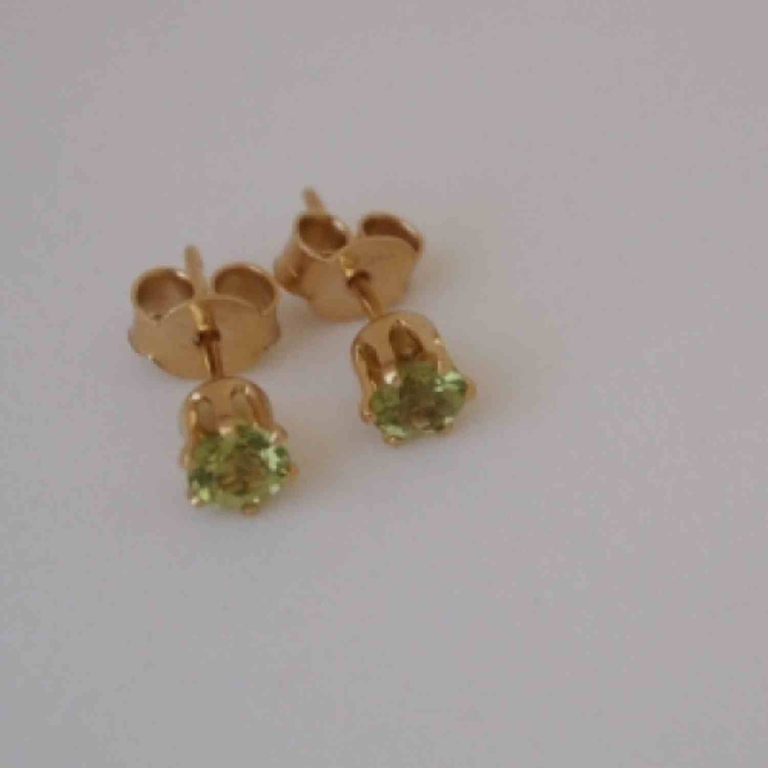 EVELYNE-M SOLITAIRE | Peridot (M) - Stud Earring - Gold