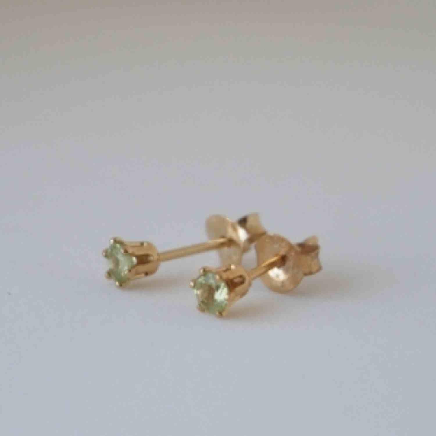 EVELYNE-M SOLITAIRE | Peridot (S) - Stud Earring - Gold