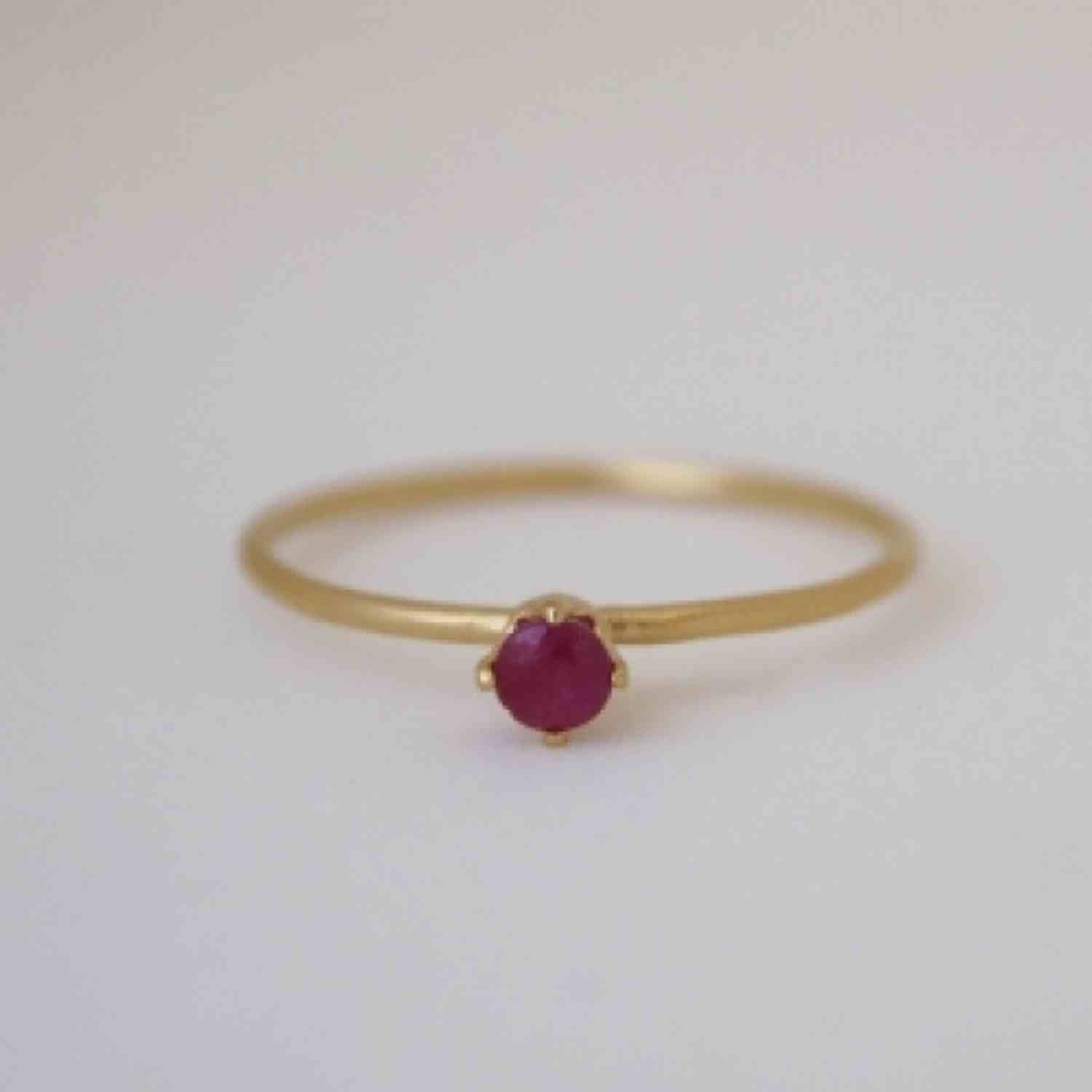 EVELYNE-M SOLITAIRE | Ruby (S) - Ring - Gold