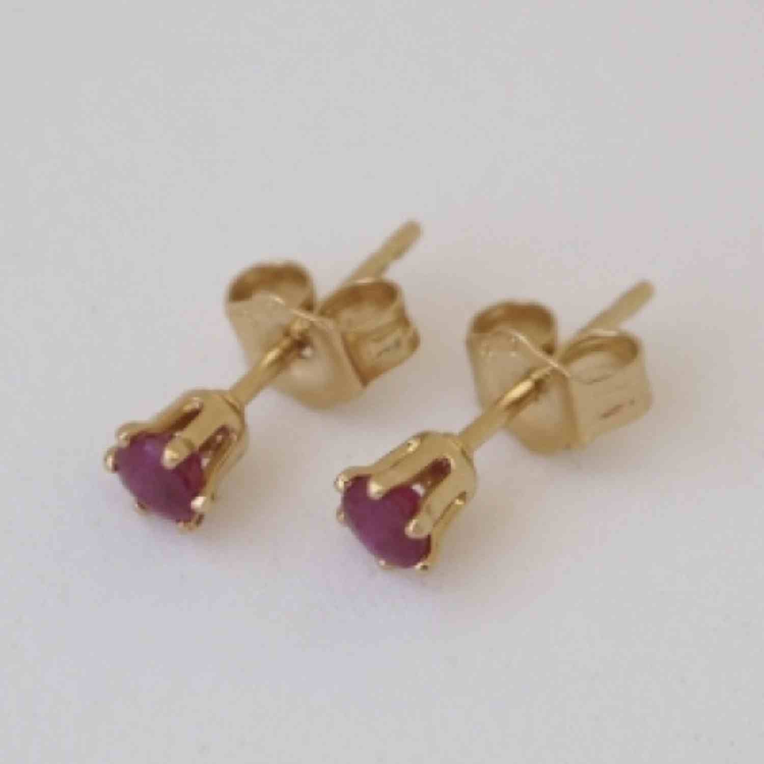 EVELYNE-M SOLITAIRE | Ruby (S) - Stud Earring - Gold