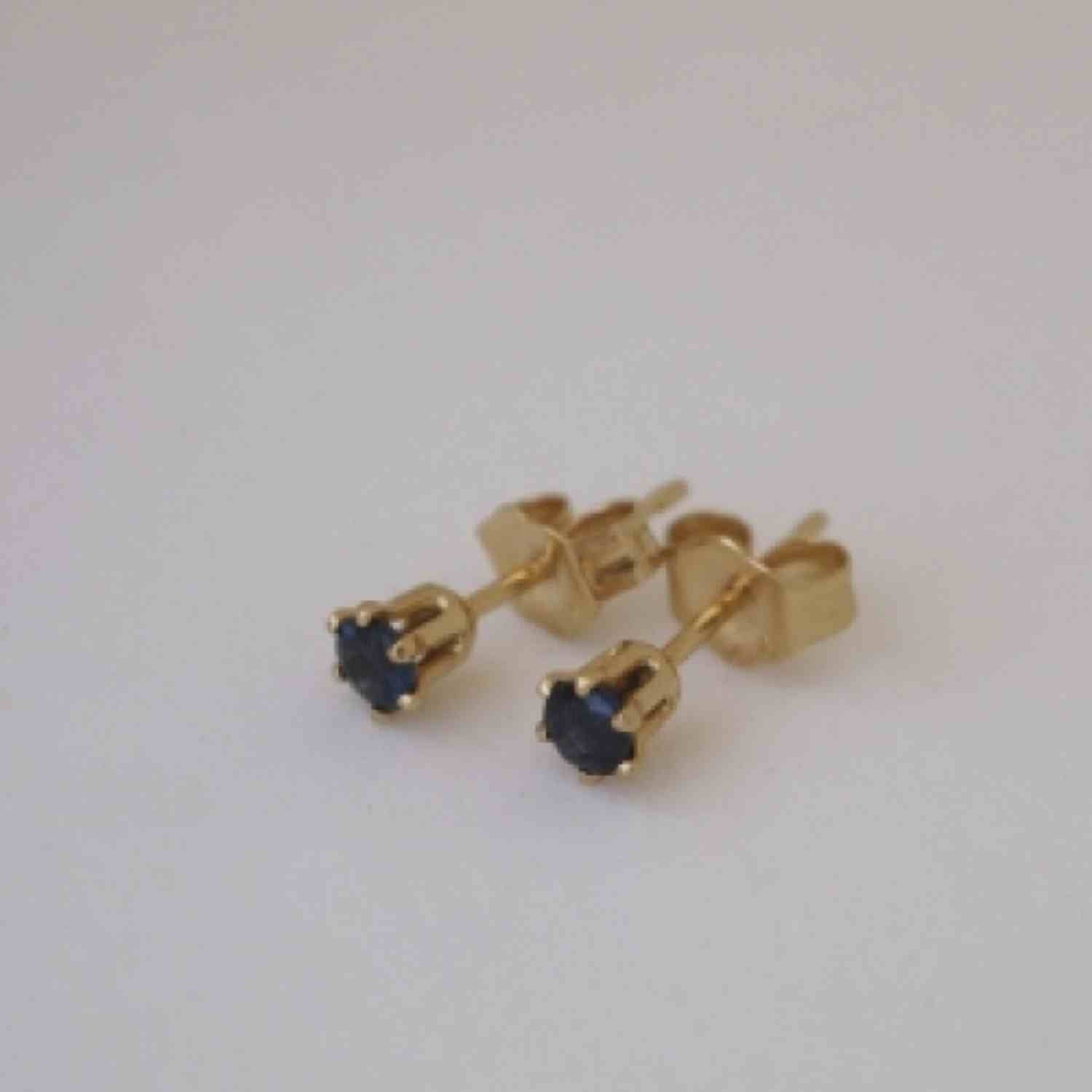 EVELYNE-M SOLITAIRE | Sapphire (S) - Stud Earring - Gold