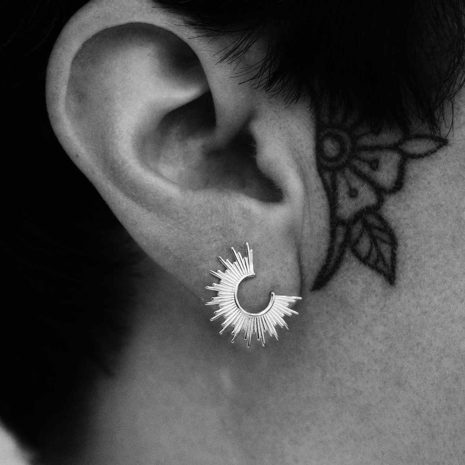 EVELYNE-M STRIPES&JOIST | Aurora Flare - Stud Earring - Silver