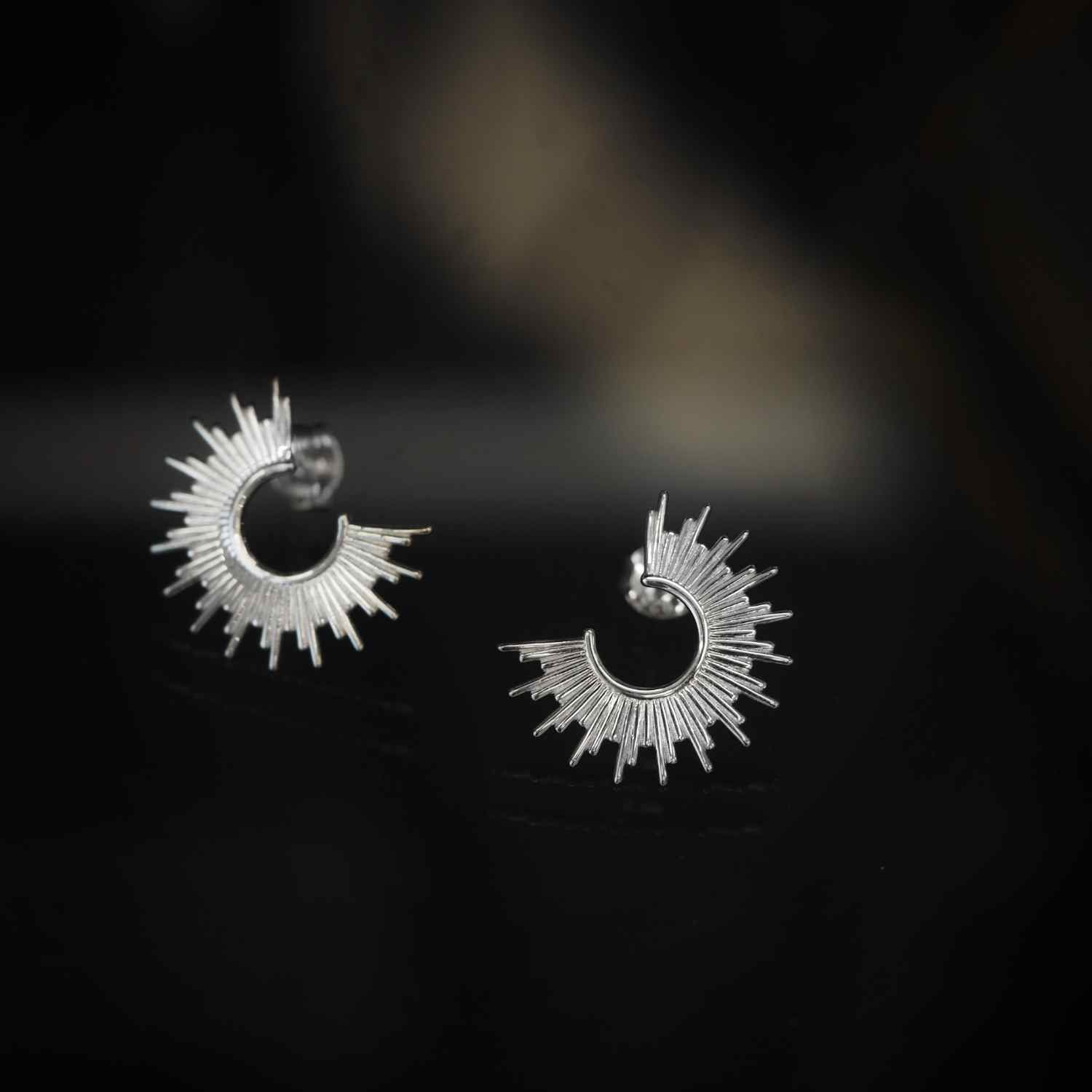 EVELYNE-M STRIPES&JOIST | Aurora Flare - Stud Earring - Silver