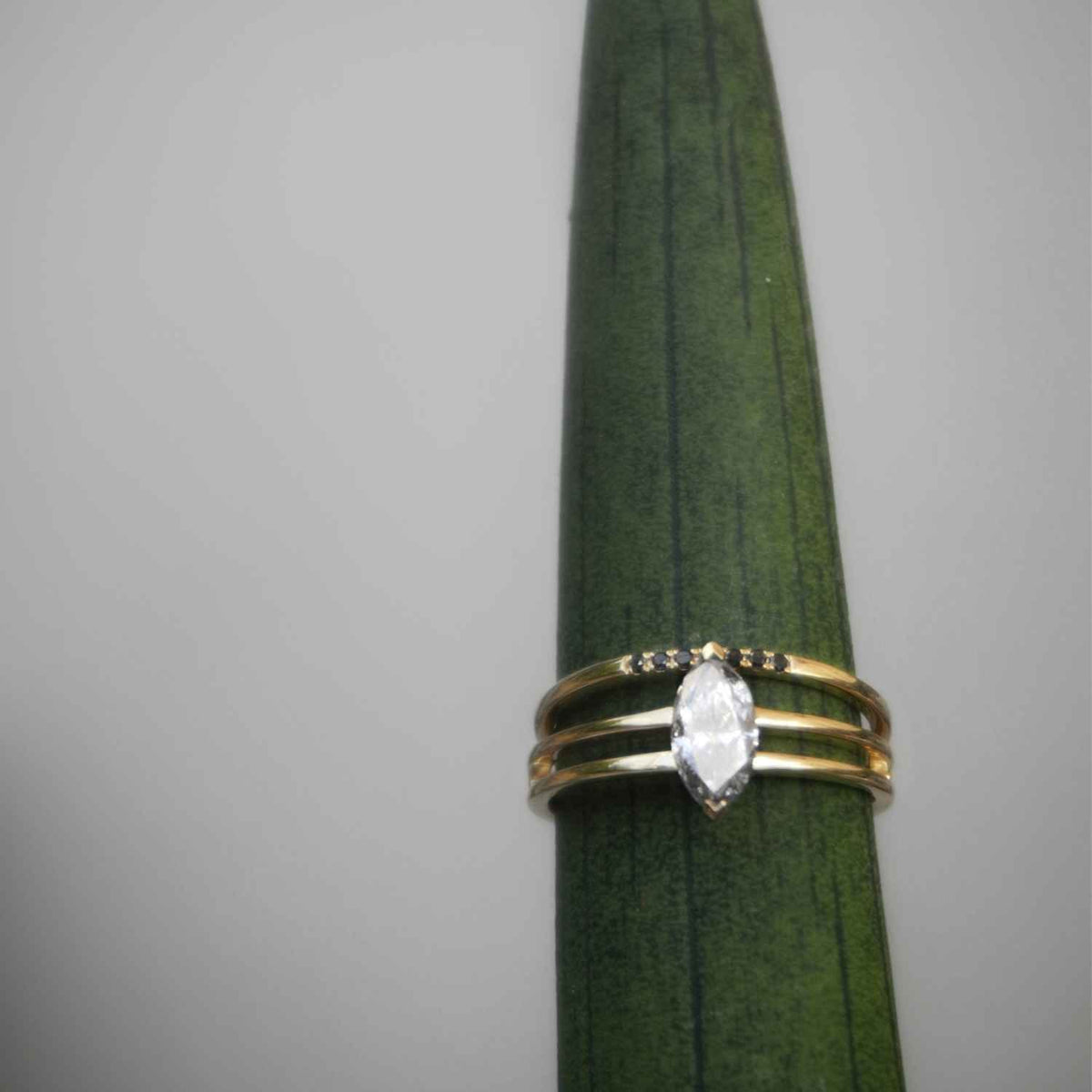 EVELYNE-M STRIPES&amp;JOIST | Bar Seven Diamond Black (1.0) - Ring - 18 Karat Gold