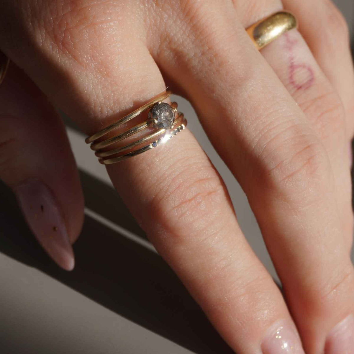 EVELYNE-M STRIPES&amp;JOIST | Bar Seven Diamond Black (1.0) - Ring - 18 Karat Gold