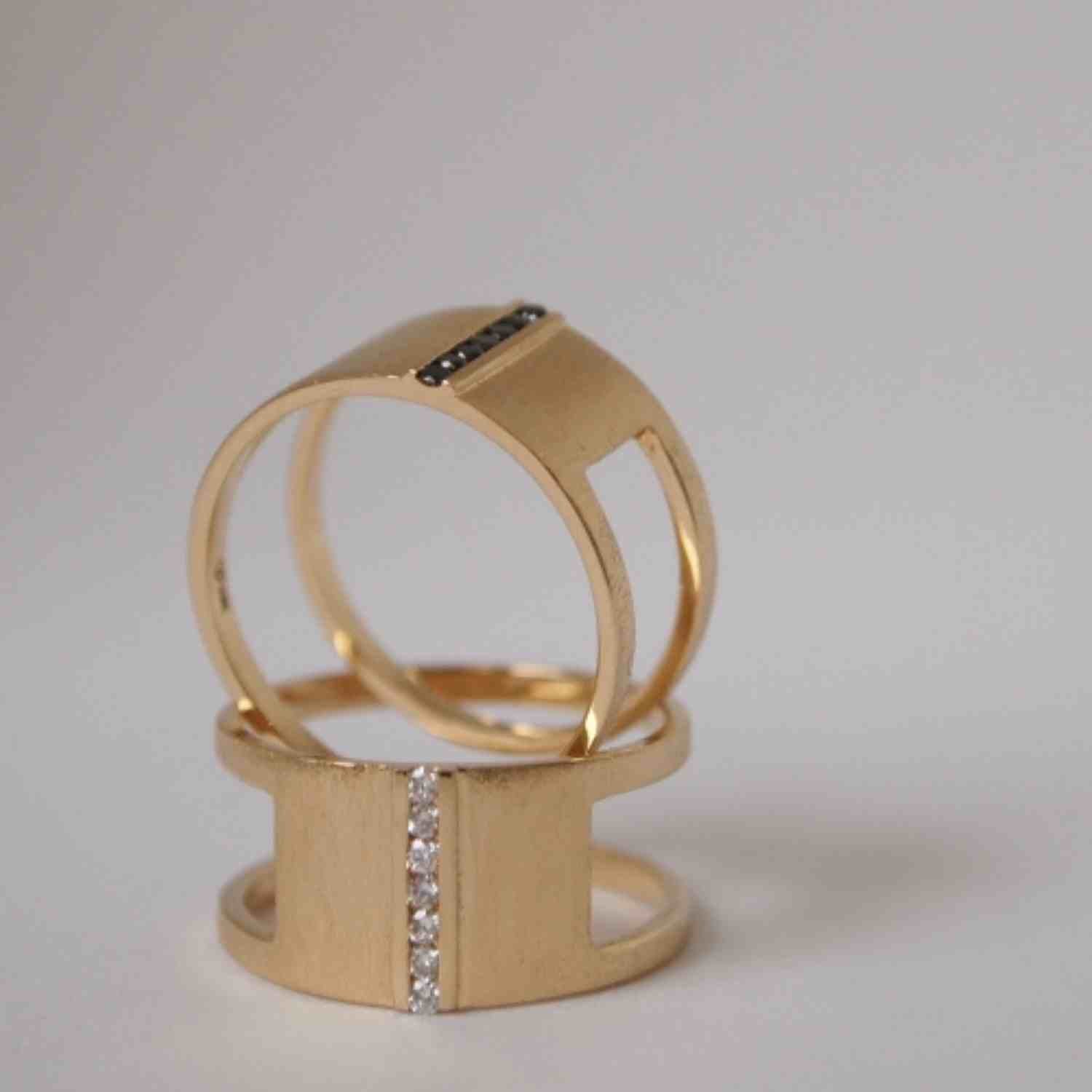 EVELYNE-M STRIPES&JOIST | Bar Seven Diamond Black - Ring - 18 Karat Gold