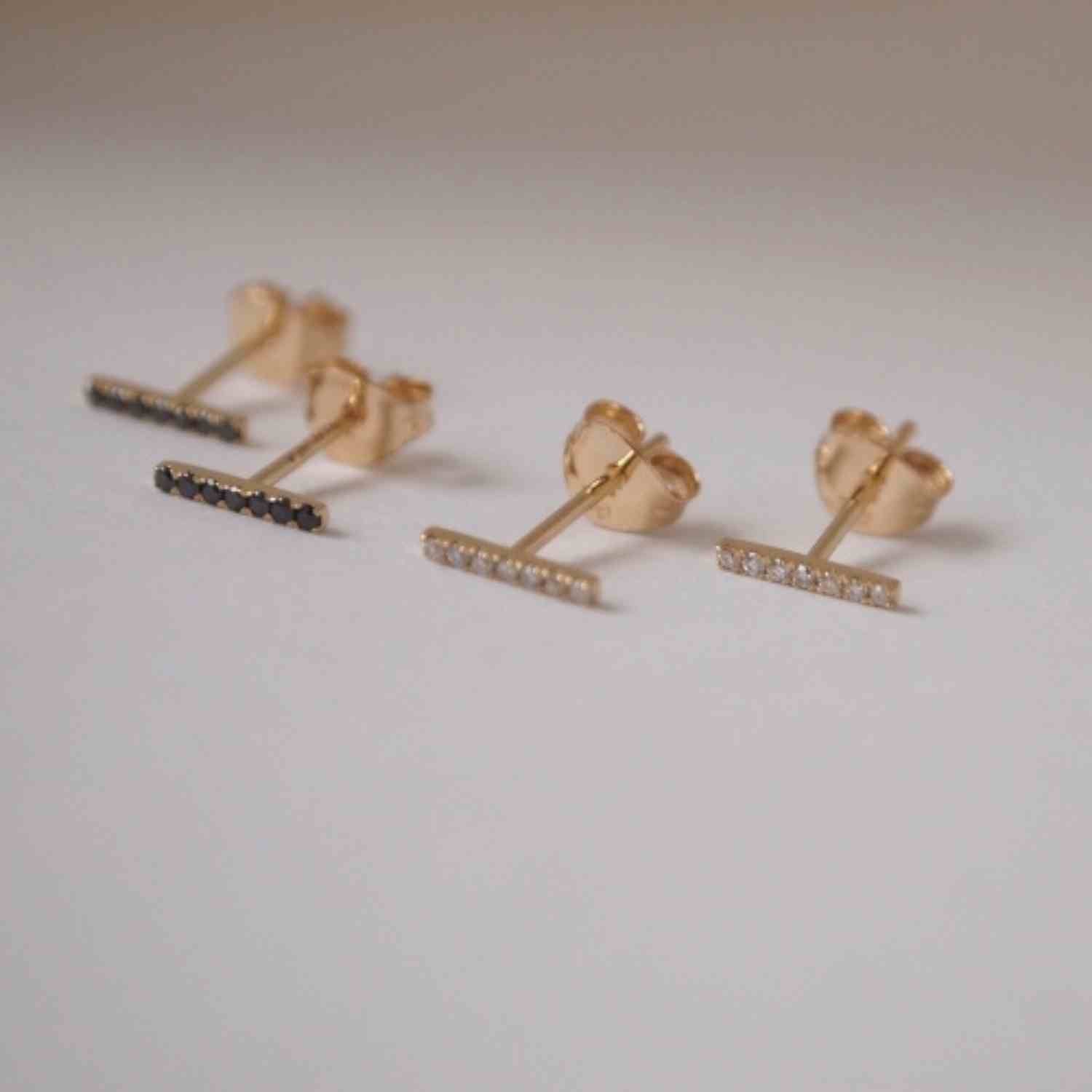 EVELYNE-M STRIPES&amp;JOIST | Bar Seven Diamond White - Stud Earring - 18 Karat Gold