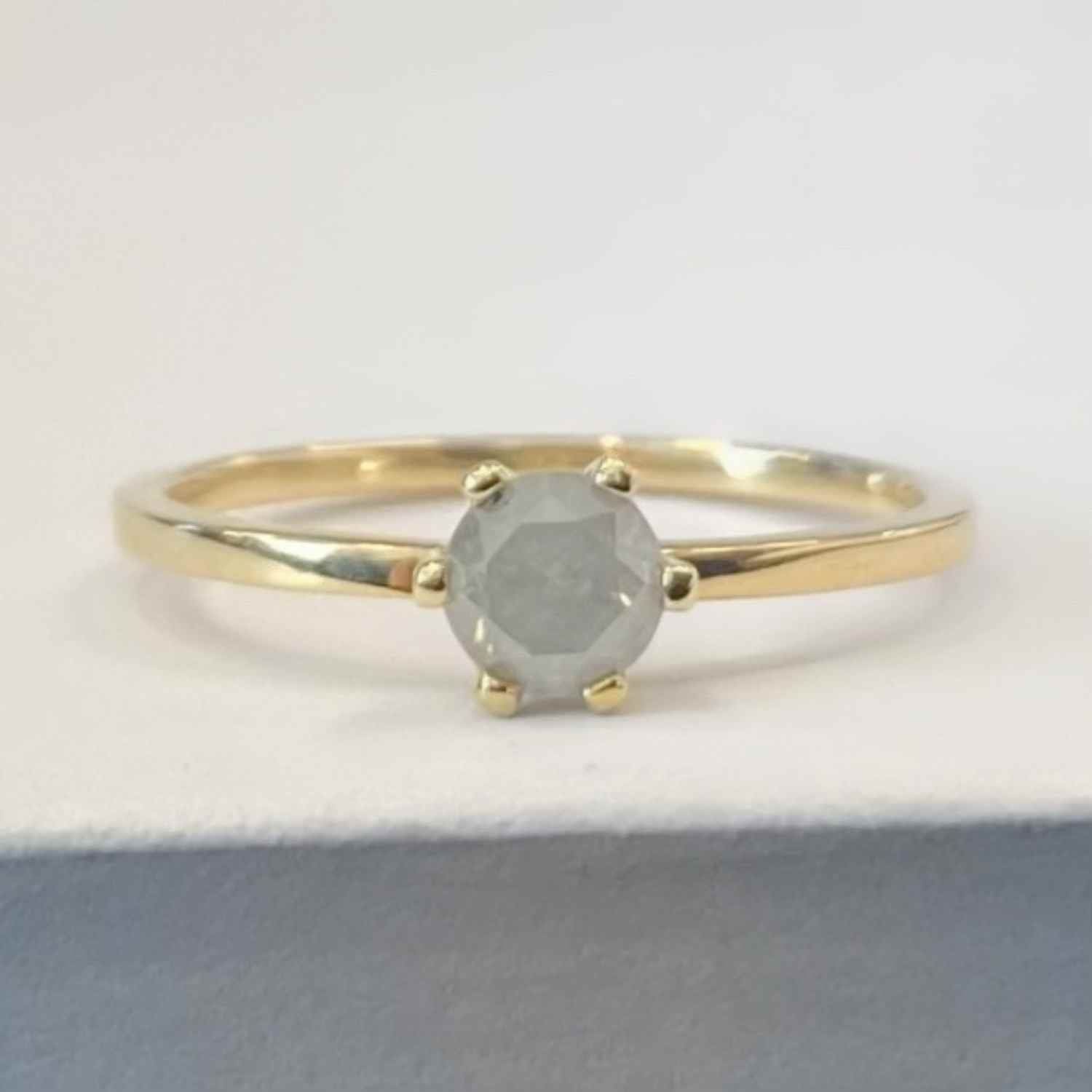 EVELYNE-M STRIPES&JOIST | Diamond Rustic Milky Whitegrey Solitaire - Ring - 18 Karat Gold - (ONE OF A KIND)