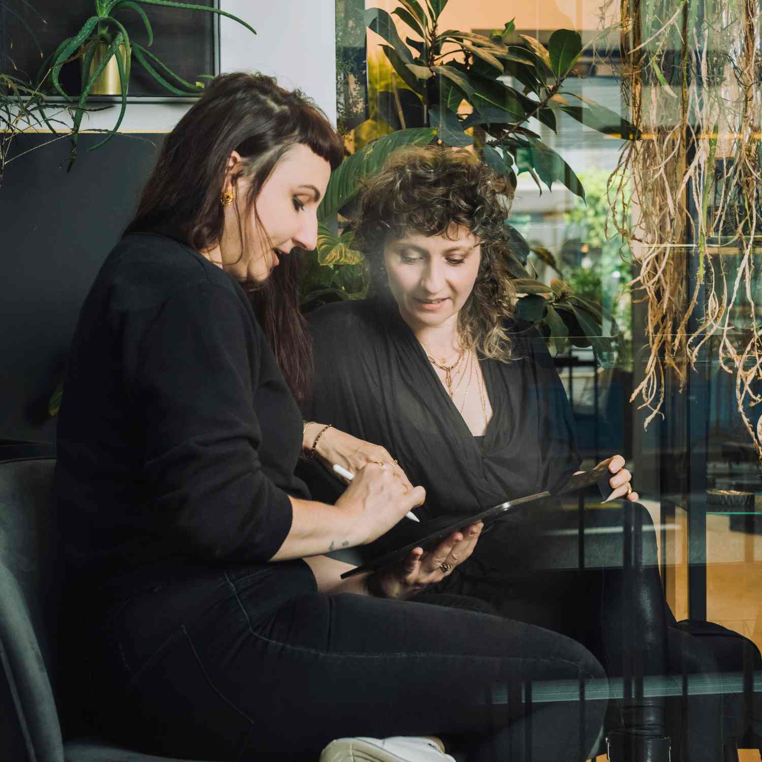 EVELYNE-M THIRD EYE | Flow Black Onyx - Stud Earring - Gold