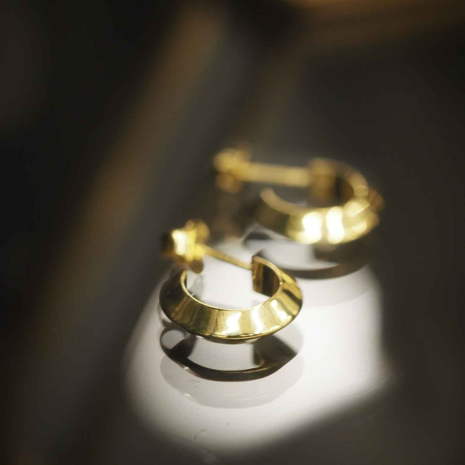 EVELYNE-M TRINITY | Triangle Ridge - Stud Creole - Gold